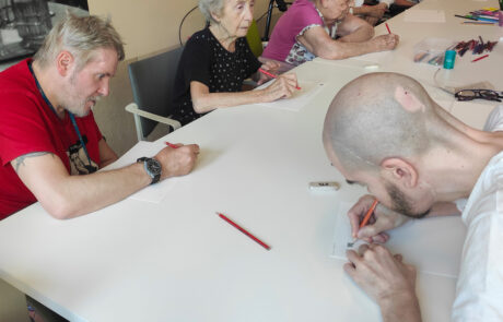 Ospiti al tavolo impegnati nel disegno