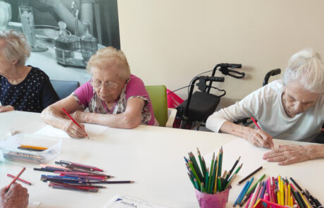 Ospiti al tavolo impegnati nel disegno