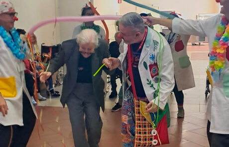 Attività ludica con Teniamoci per Mano Clown intrattengono gli ospiti