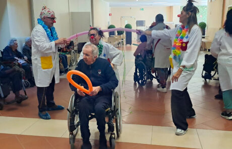 Attività ludica con Teniamoci per Mano Clown intrattengono gli ospiti
