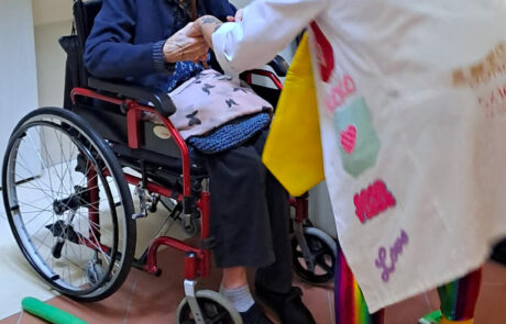 Attività ludica con Teniamoci per Mano Clown intrattengono gli ospiti