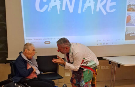 Attività ludica con Teniamoci per Mano Clown intrattengono gli ospiti