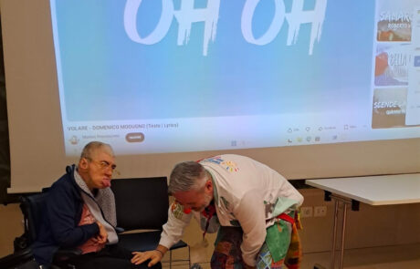 Attività ludica con Teniamoci per Mano Clown intrattengono gli ospiti